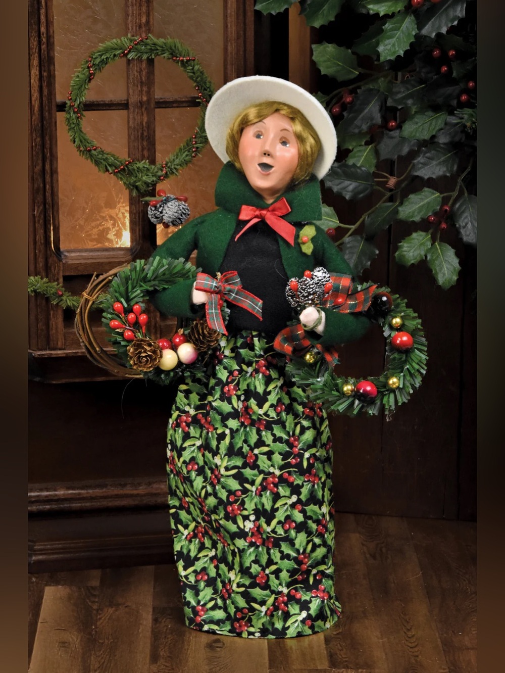 Byers Choice Holly Wreathmaker